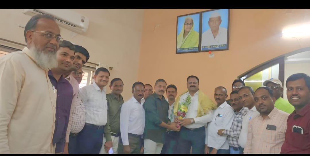 होमिओपॅथिक डॉक्टर्सची जुनी मागणी मान्य.. पाचोर्‍यात आ. किशोर पाटील यांचा सत्कार