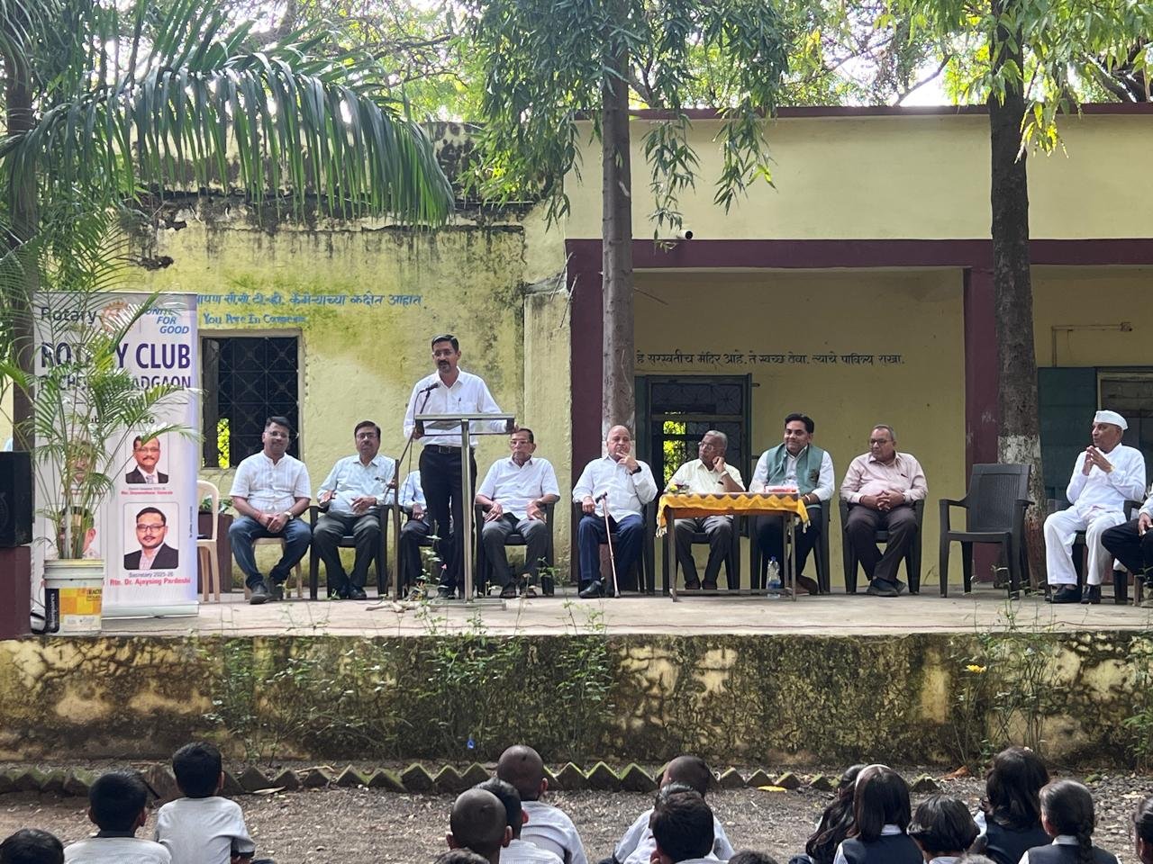 रोटरी क्लब पाचोरा भडगाव तर्फे बालकातील लसीकरण महत्व यावर मार्गदर्शन व दहावीच्या विद्यार्थ्यांना मोफत ऍप वाटप 