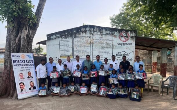 पूरग्रस्त विद्यार्थ्यांना रोटरी क्लब पाचोरा तर्फे दिलासा; शैक्षणिक साहित्यांची केली वाटप