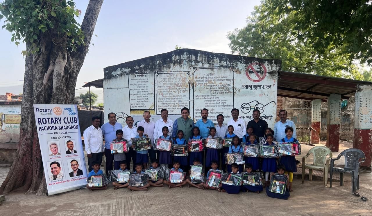पूरग्रस्त विद्यार्थ्यांना रोटरी क्लब पाचोरा तर्फे दिलासा; शैक्षणिक साहित्यांची केली वाटप