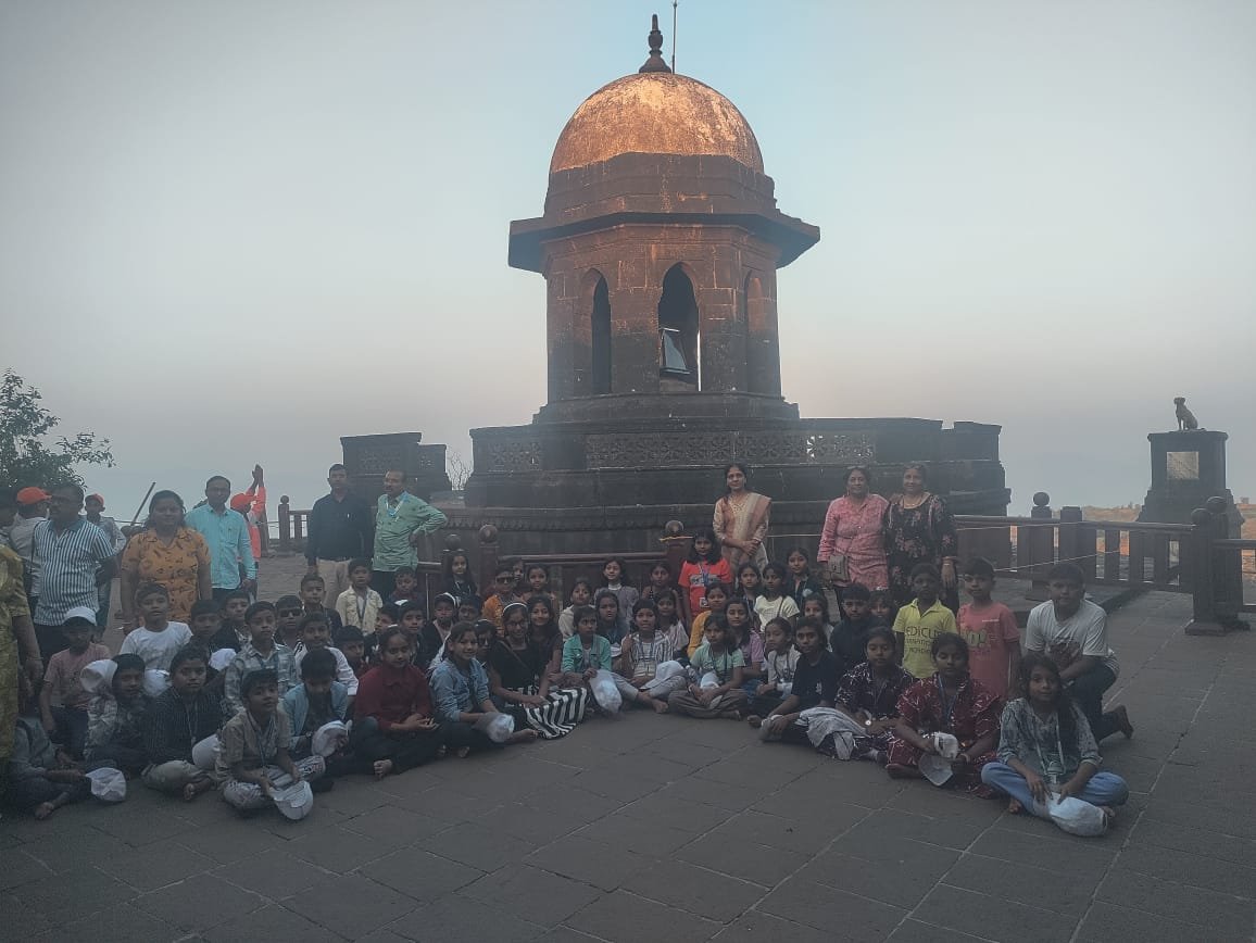 सौ सावित्रीबाई परशुराम शिंदे प्राथमिक शाळेची शैक्षणिक सहल उत्साहात संपन्न ; विद्यार्थ्यांना समुद्रकिनारे, ऐतिहासिक किल्ले व निसर्गसौंदर्याचा अनुभव