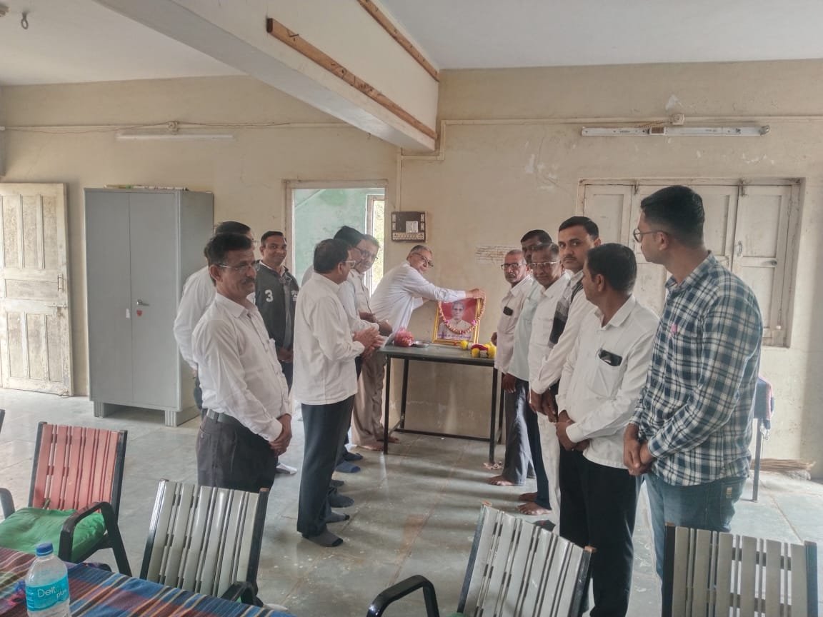 संस्थापक चिटणीस आप्पासो मोरेश्वर हरी देशपांडे यांच्या जयंतीनिमित्त ग्रामविकास मंडळात अभिवादन