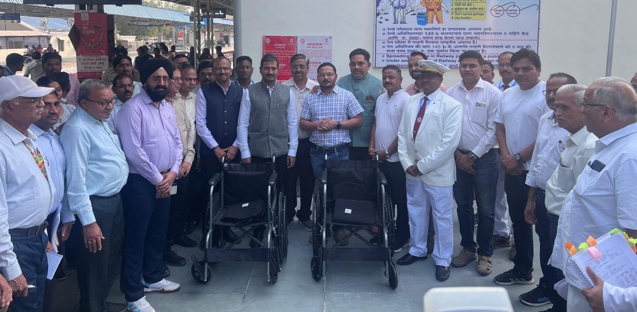 “रोटरी क्लब पाचोरा-भडगावकडून पाचोरा रेल्वे स्टेशनला २ व्हीलचेअर व २ स्ट्रेचर भेट”