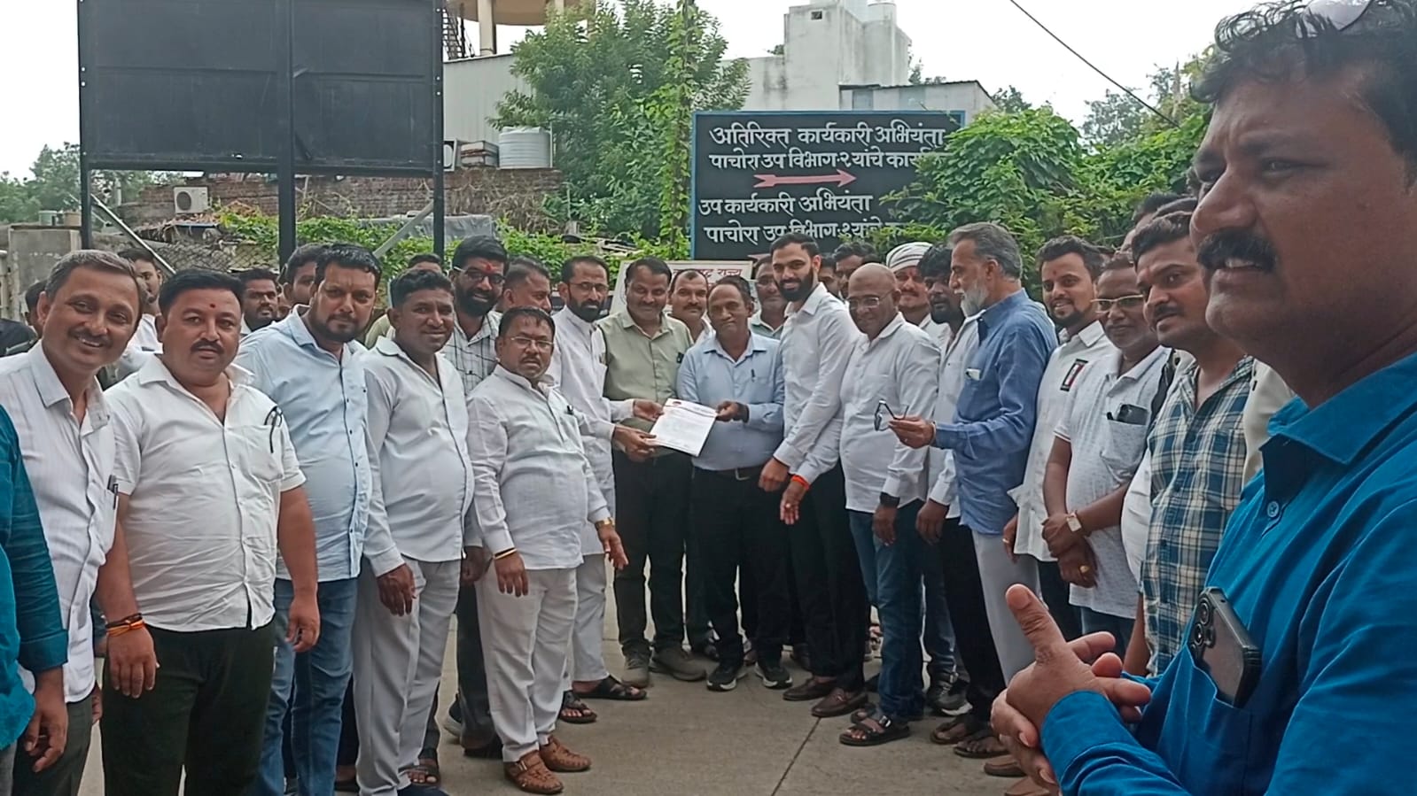 स्मार्ट मीटर बसविण्यास शिवसेनेचा तीव्र विरोध; वाढीव वीजबिलांवरही संताप, महावितरणला निवेदन
