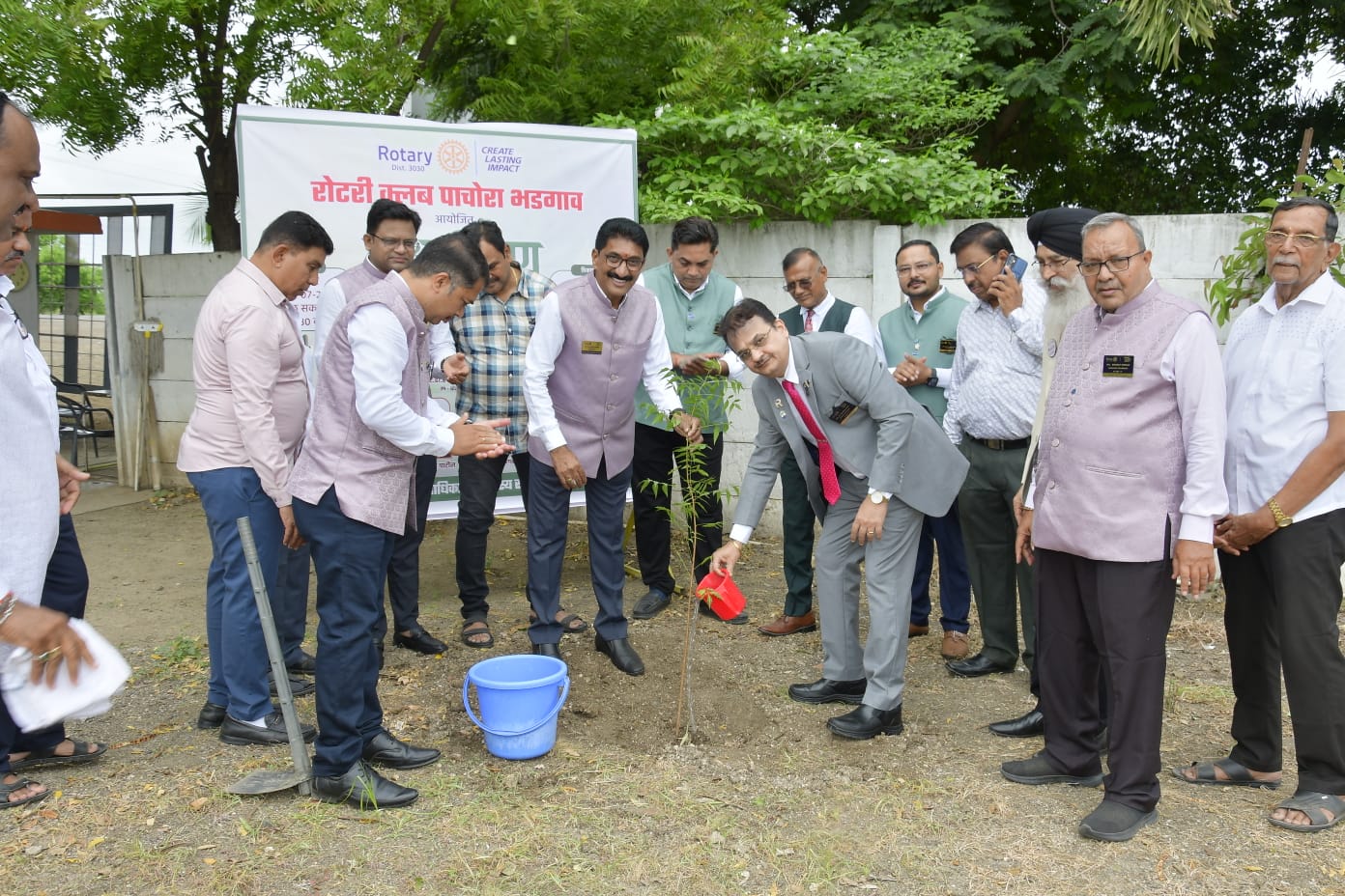 रोटरी प्रांतपाल डॉ. राजेश पाटील यांच्या हस्ते शिंदे इंटरनॅशनल स्कूलमध्ये वृक्षारोपण; पर्यावरण संवर्धनाचा दिला संदेश
